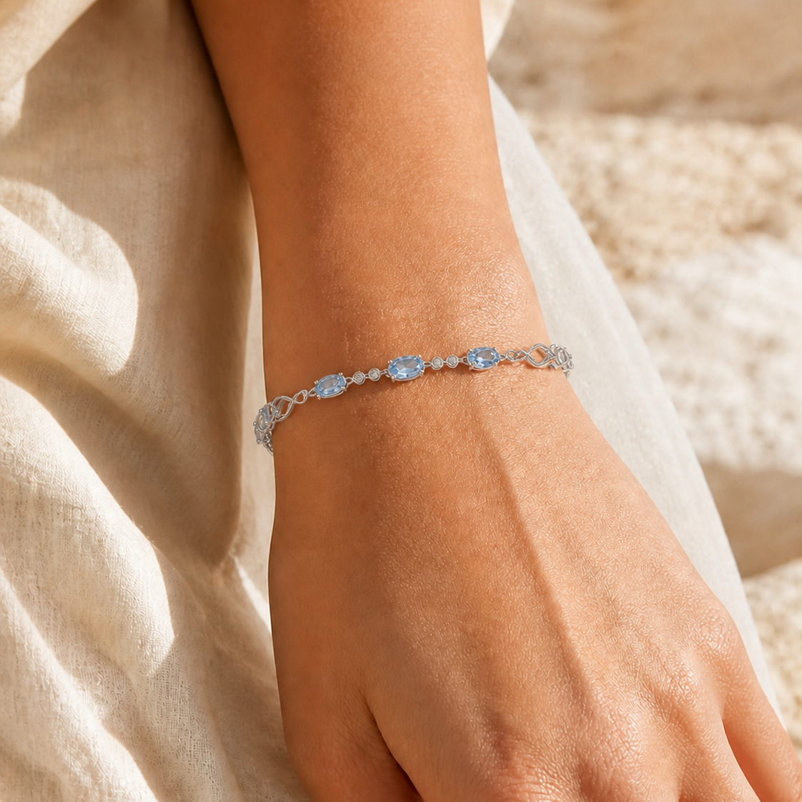 Ocean Bracelet delicado no pulso em close